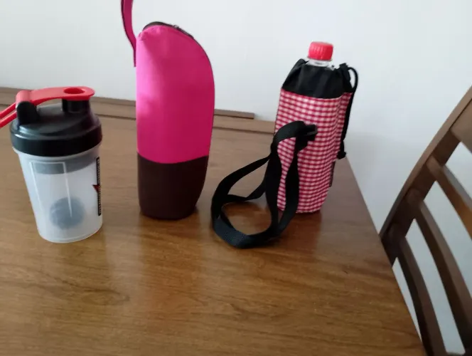 UMA GARRAFA DE ÁGUA E 2 BOLSAS DE BOLSAS TERMICAS PARA GARRAFA DE ÁGUA