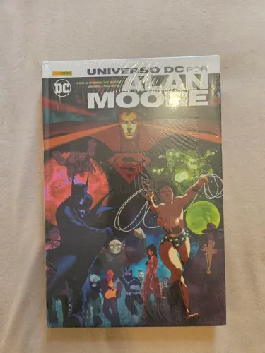 Universo DC por Alan Moore - Capa Dura Panini HQ