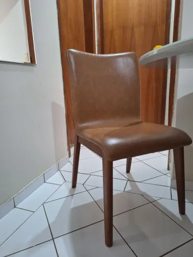 Cadeira estofada e madeira