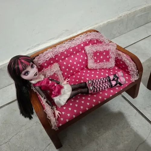 Sofá de madeira para bonecas, barbie monster high etc