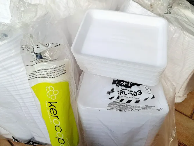 Embalagens de isopor e copos descartáveis
