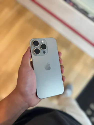 iPhone 15 Pro 128GB Titanium Natural Semi Novo - 90% Saúde da Bateria por R$4200,00! 