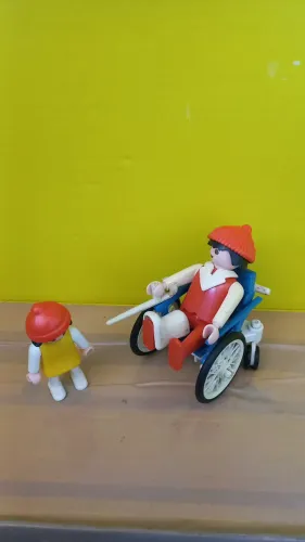 Playmobil cadeirante e criança conforme a foto