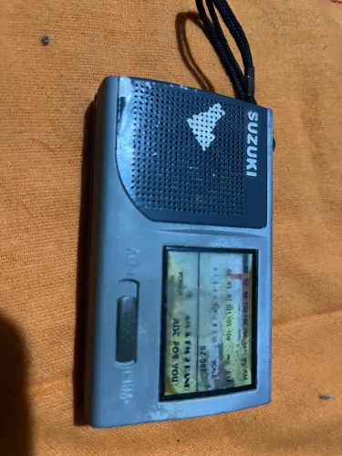 rádio portátil da marca Suzuki, modelo SZ-557 não liga
