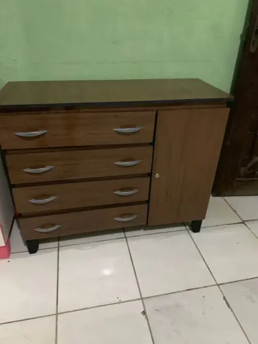 Cômoda com gavetas e porta