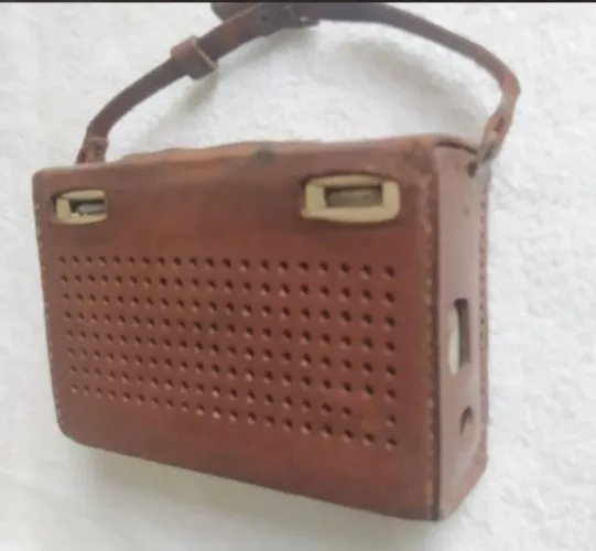 Rádio HITACHI TRANSISTOR 8 ORIGINAL antigo com capa de couro.