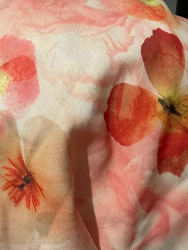 Tecido floral em tons de rosa e vermelho