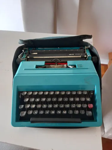 Máquina de escrever Olivetti Studio 45