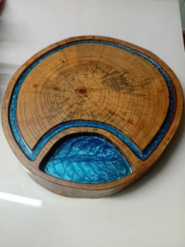 Tábua/Tabuleiro de madeira com detalhe em resina Diâmetro 40 cm espessura 6cm