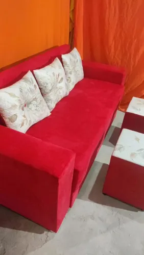 Sofá vermelho 3 lugares com almofadas decorativas