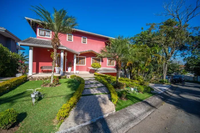 Casa com 4 dormitórios, sendo 3 suítes para venda na região da Granja Viana - Cotia - SP