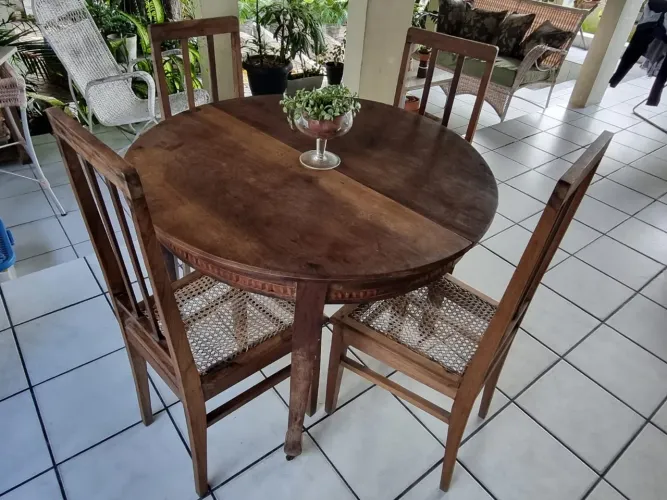 Mesa Redonda de Madeira com 4 Cadeiras