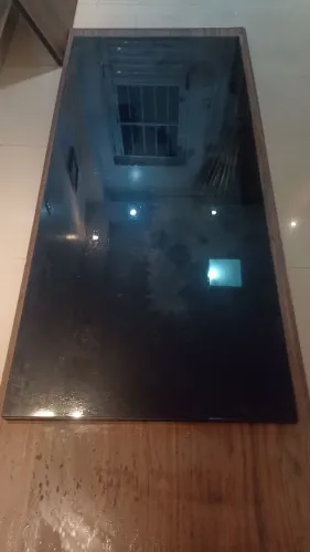 Mesa de centro em madeira com vidro, pernas de ferro