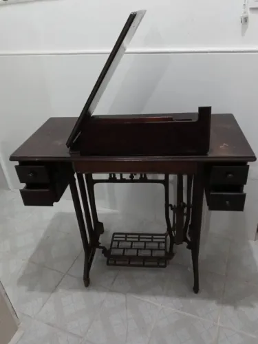 Máquina de costura alfa com gabinete 