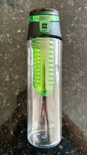 Garrafa com infusor preta e verde