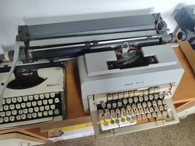 Máquina de escrever olivetti