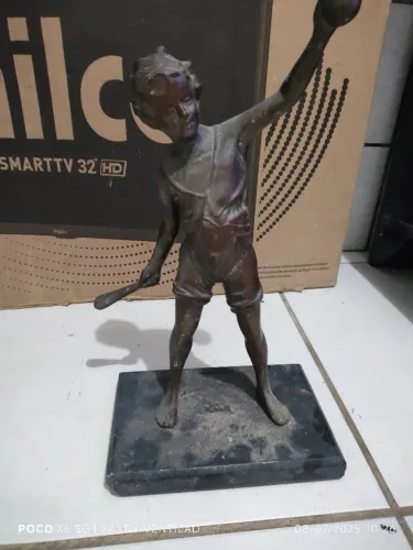 Escultura de Bronze - Menino Jogando