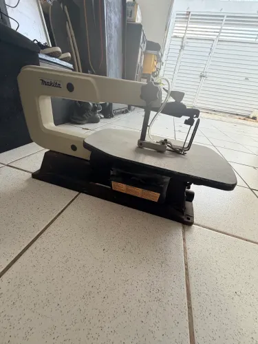 Serra Tico-Tico de Bancada Makita SJ401.  Nova usada  só uma vez. 