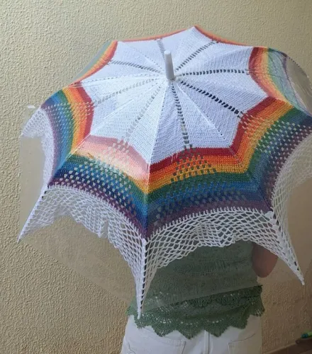 Guarda-chuva de crochê arco-íris