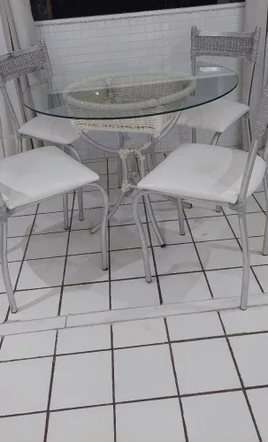 Conjunto mesa e 4 cadeiras