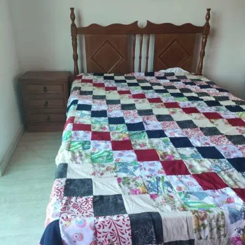 Cama de casal antiga em madeira maciça de cerejeira com colchão de casal incluso