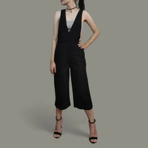 Macacão Pantacourt Preto em Alfaiataria com decote V profundo e alças cruzadas