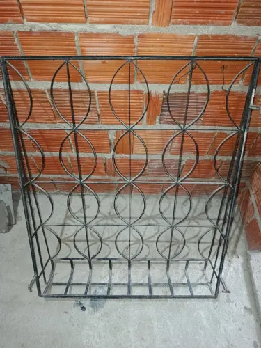 Grade de ferro conservada para janela