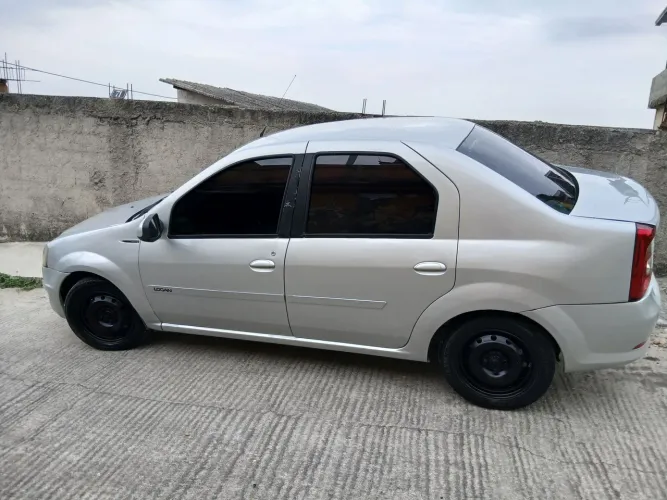 Renault Logan Expression Hi-flex 1.6 16V 4P AUT 2013