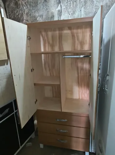 Guarda roupa de solteiro direto de fabrica todo no bloco de madeira de 10 