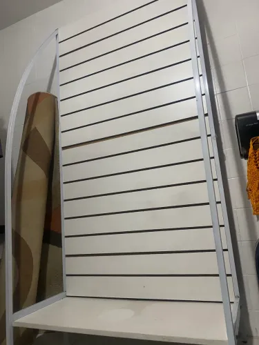 Expositor de Loja Painel Canaletado Branco com Base