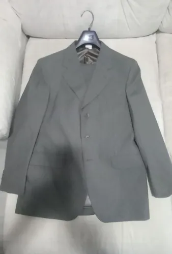 Terno 100%lã, forro viscose,etiqueta 48,veste 38,cor verde.