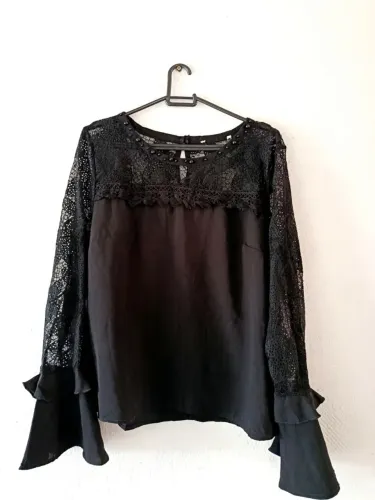 Blusa social preta com manga e renda