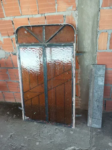 Janela de ferro com vídro e a pedra de mármore  (tamanho 1.20 por 70) 