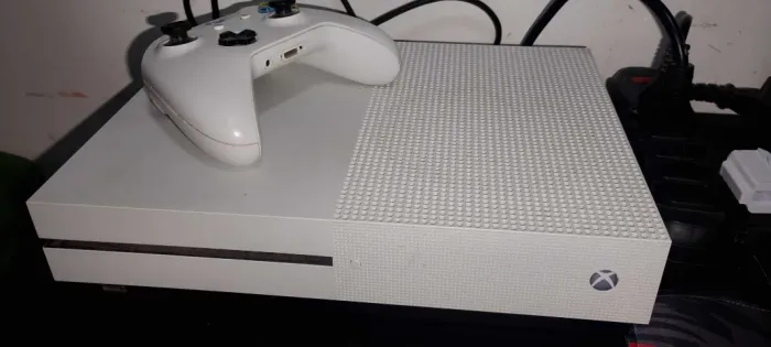 XBOX ONE S + 1TB + 1 CONTROLE