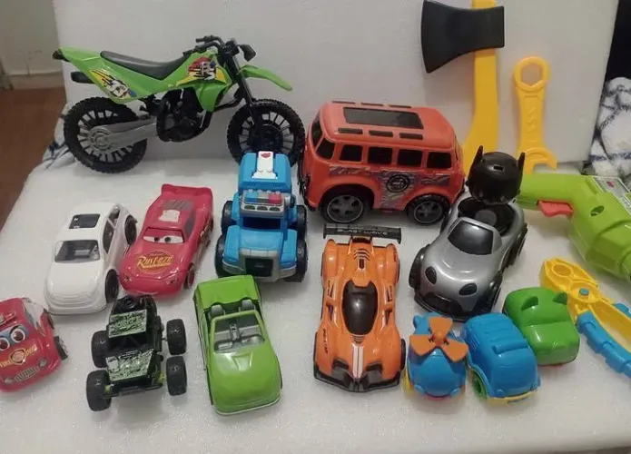 Lote de carrinhos de plástico