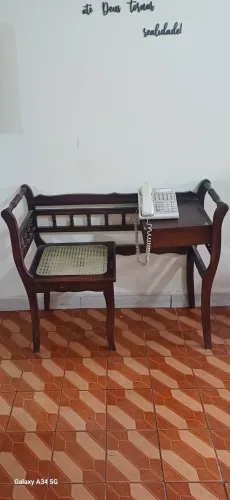 Mesa de telefone antiga