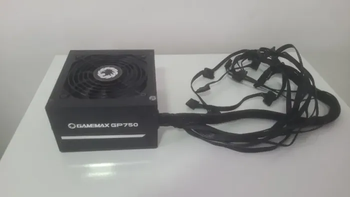 fonte de alimentação gamemax 750w