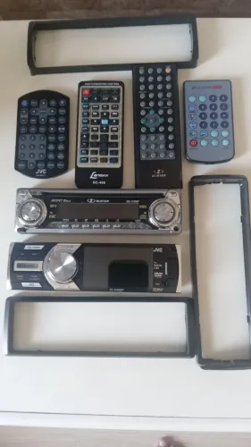 Frentes e controles de som automotivo 