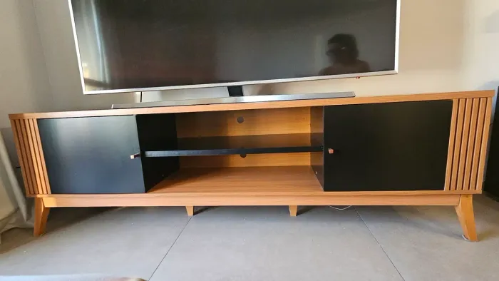 Rack Tv 75' - 200cm - 2 Portas e Prateleira Riviera Preto e Cedro