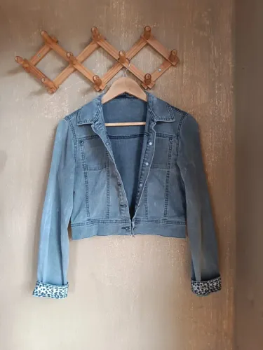 Jaqueta jeans cropped preta clara com punhos estampados