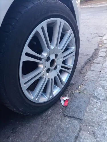 Rodas aro 17 com pneus baixo de meia vida com 04 espassadores + 16 parafusos rosca longa