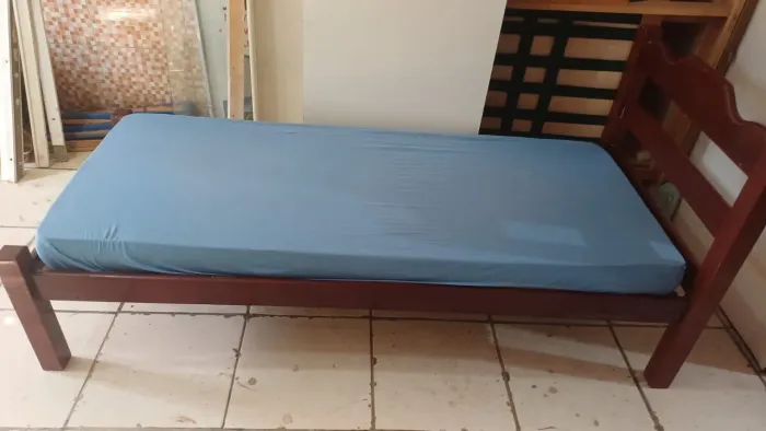 cama de solteiro de madeira com colchão
