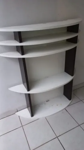 VENDO CAMA SOLTEIRO COM COLCHÃO E RACK BARATO.