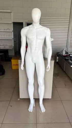 Manequim masculino adulto