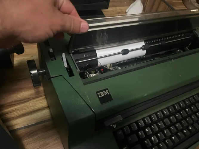 máquina de escrever elétrica IBM Selectric militar