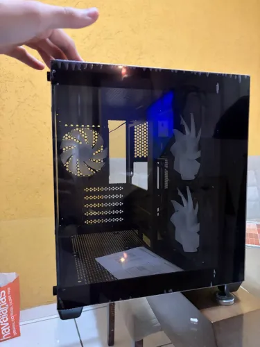 Gabinete gamer aquário Korgan K275M mid tower com 3 fans rainbow