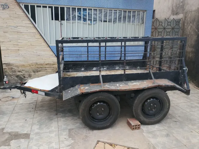 Carrocinha de dois eixos.