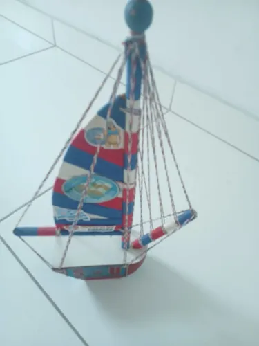 Lindo barco do bahia em madeira. 