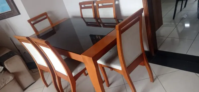 Mesa de Jantar ( sem cadeiras ) com tampo de vidro preto serigrafado