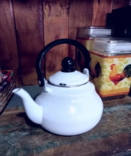 Bule Ágata esmaltado cor branco.